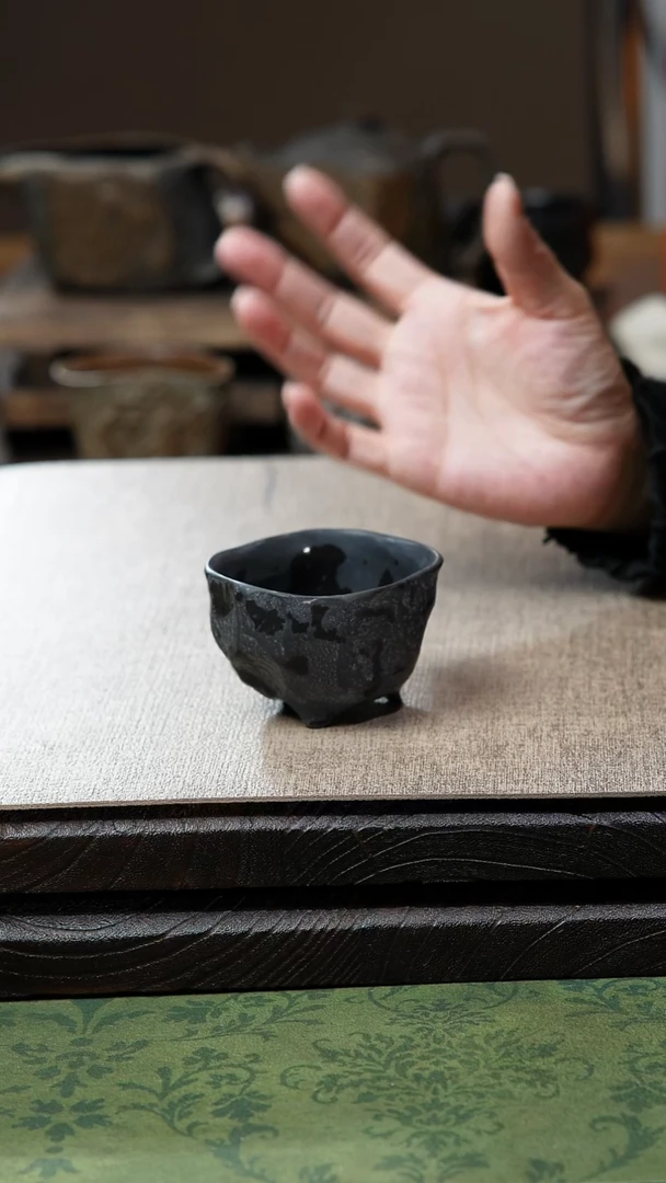 中式归玉堂冰碛岩重工雕刻三足手凿杯