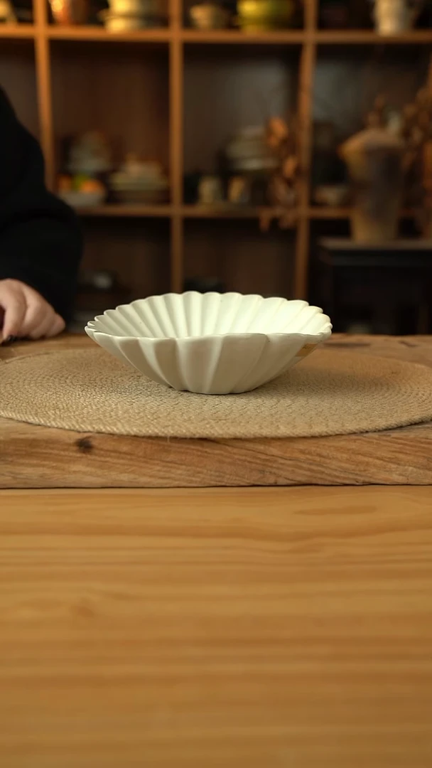 白色系列的8英寸贝壳盘1个