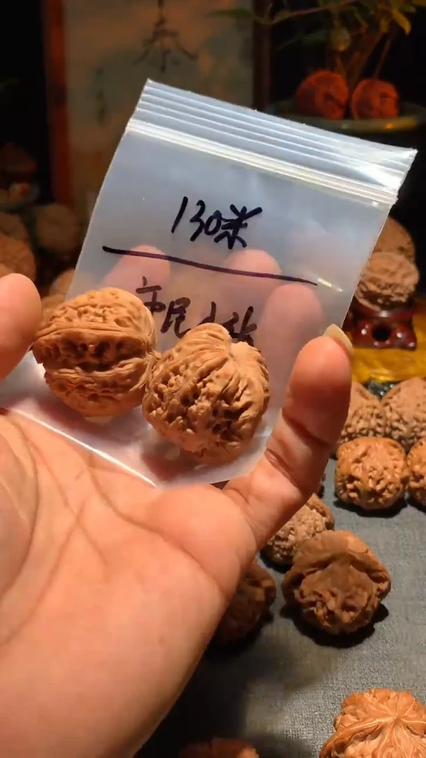把件桃核市**张丰泰文玩 三角白   37尺寸左右