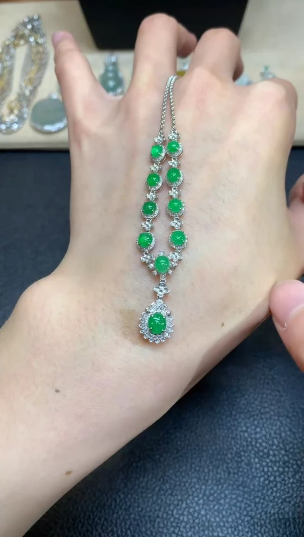 【闪购商品】翡翠颈饰18K金镶嵌蛋面【无服务费】