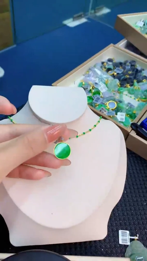 翡翠18K金镶嵌颈饰           1