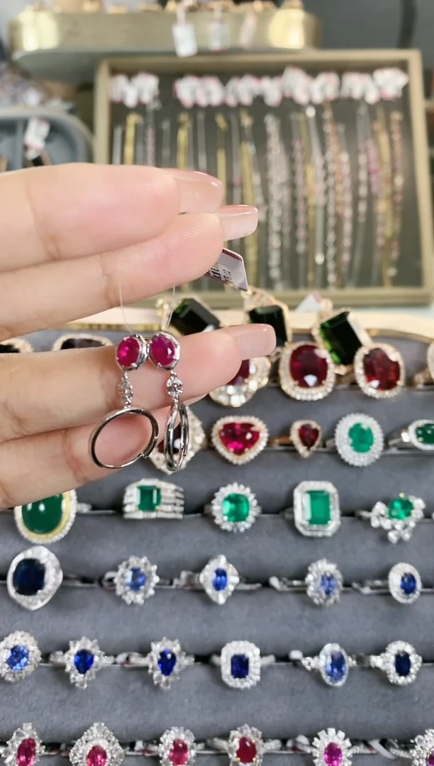 耳饰18K金镶嵌红宝石·