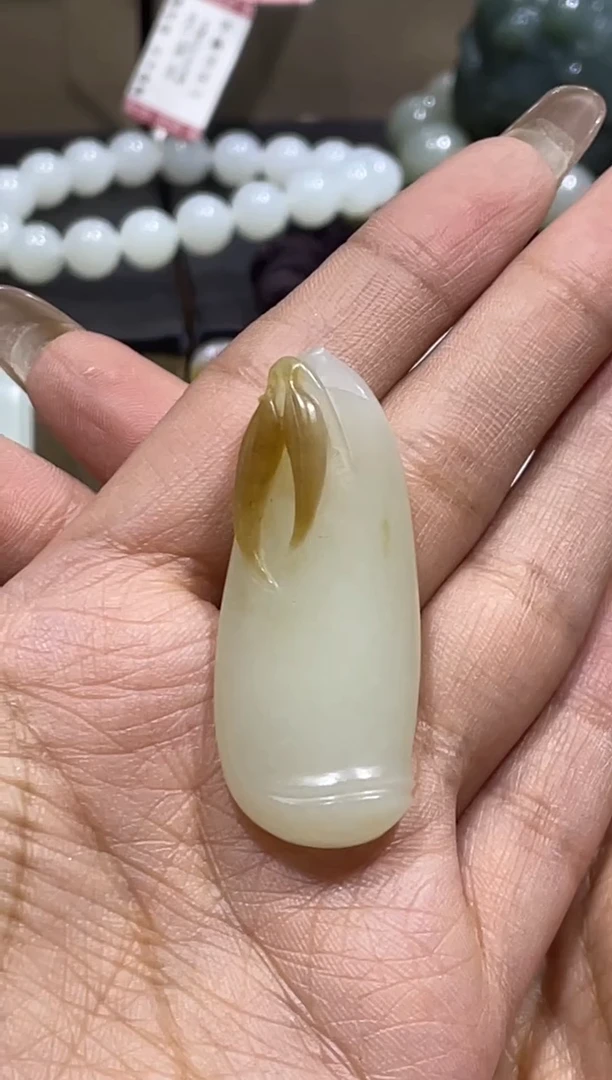 吊坠(赠链)未镶嵌和田玉金山糖白吊坠（产地直发）