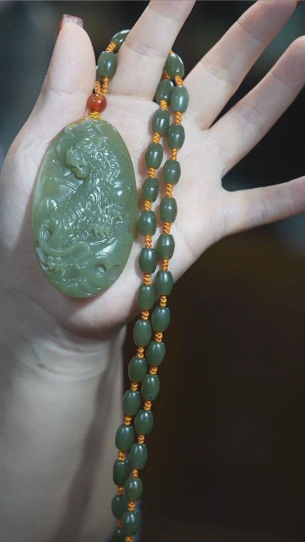 颈饰未镶嵌和田玉虎