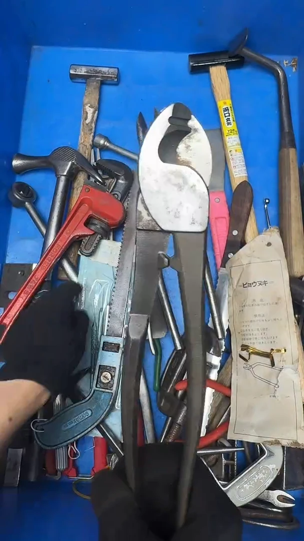 熊****1五金工具钳子剪子等35
