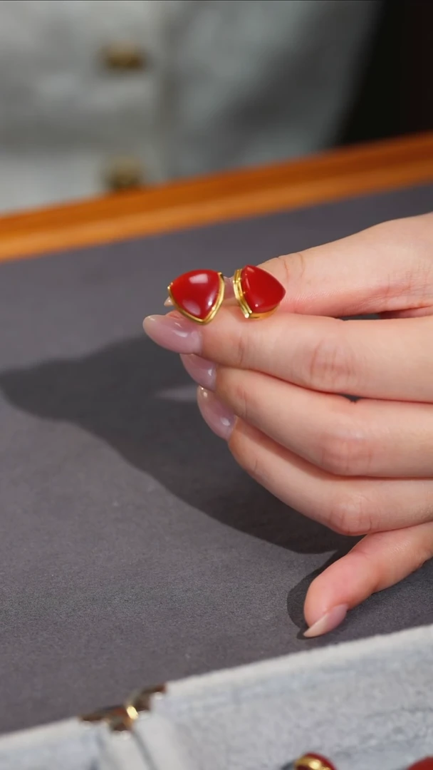 18K金镶嵌南红玛瑙耳钉原矿E6-1