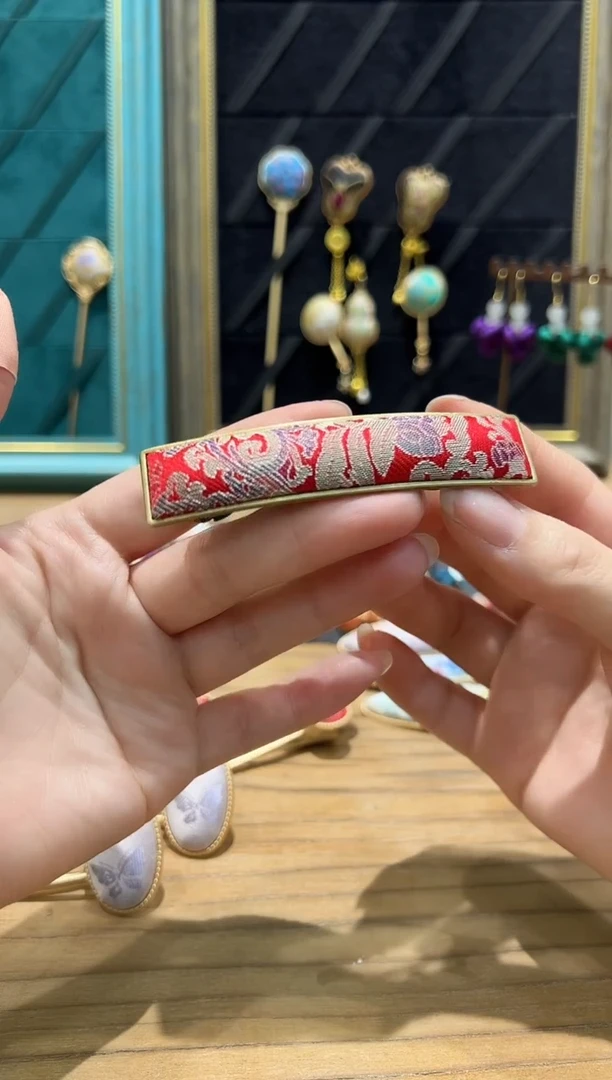 【闪购商品】【一物一拍专车】红色八达晕孤品长方形发夹