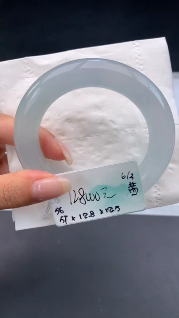 【闪购商品】翡翠手镯未镶嵌女神节#送礼#，下单联系客服核对地址~