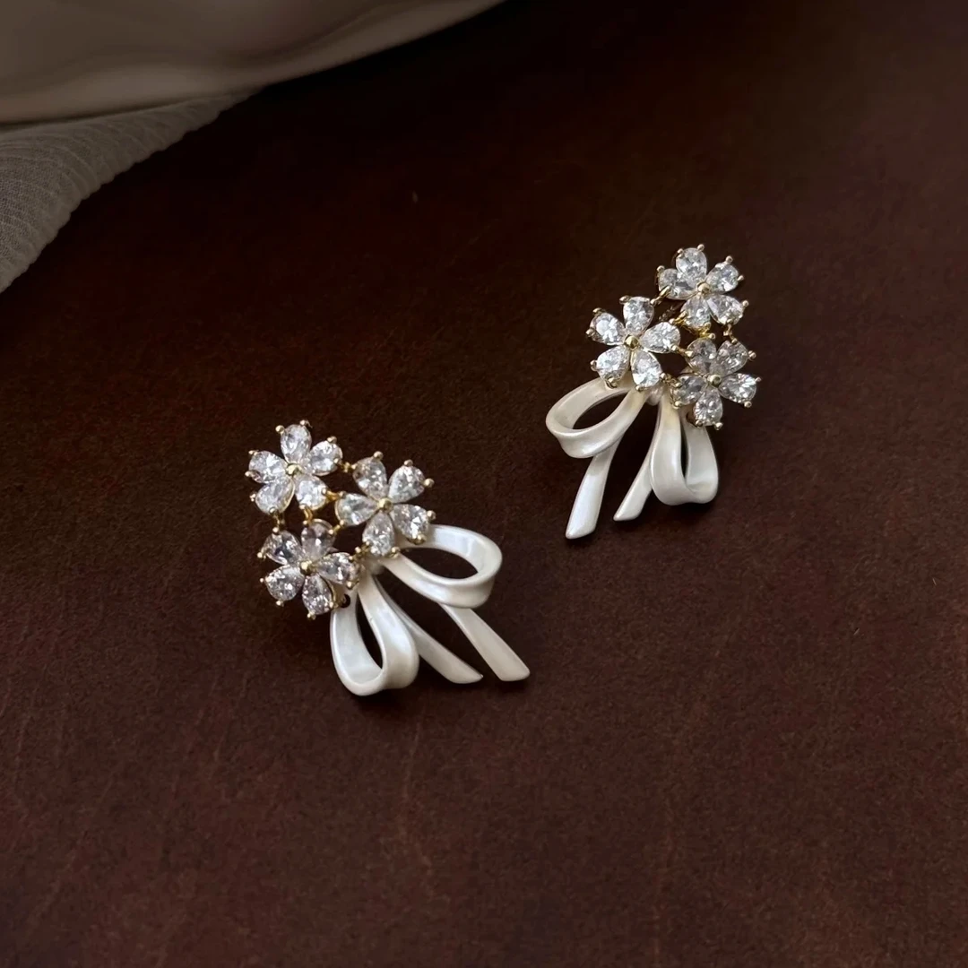 铜合金锆石耳饰 手捧花-轻奢高级感蝴蝶结锆石耳环气质方圆脸友好