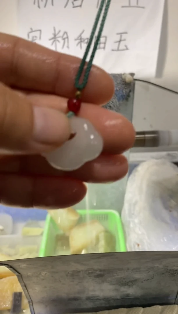 石英质玉（金丝玉）合金颈饰小锁
