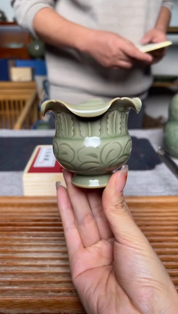 【闪购商品】其他纯手工橄榄绿小花口尊