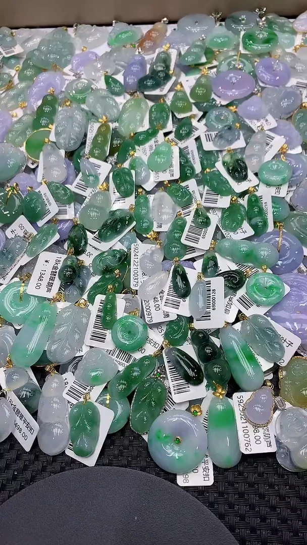 颈饰18K金镶嵌翡翠一物一证，9米证书费