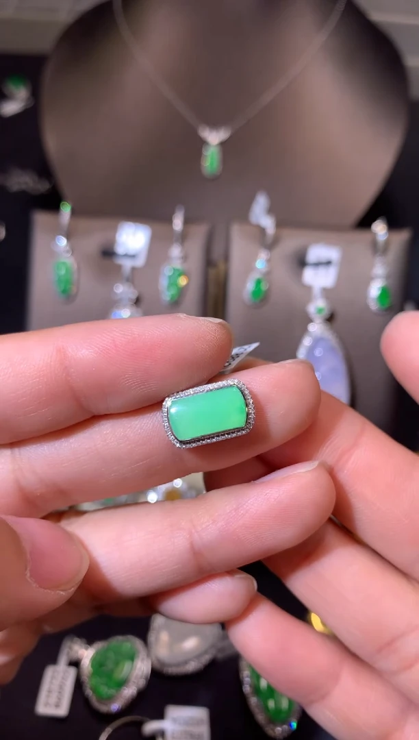 【闪购商品】翡翠吊坠(不含链)18K金镶嵌吊坠