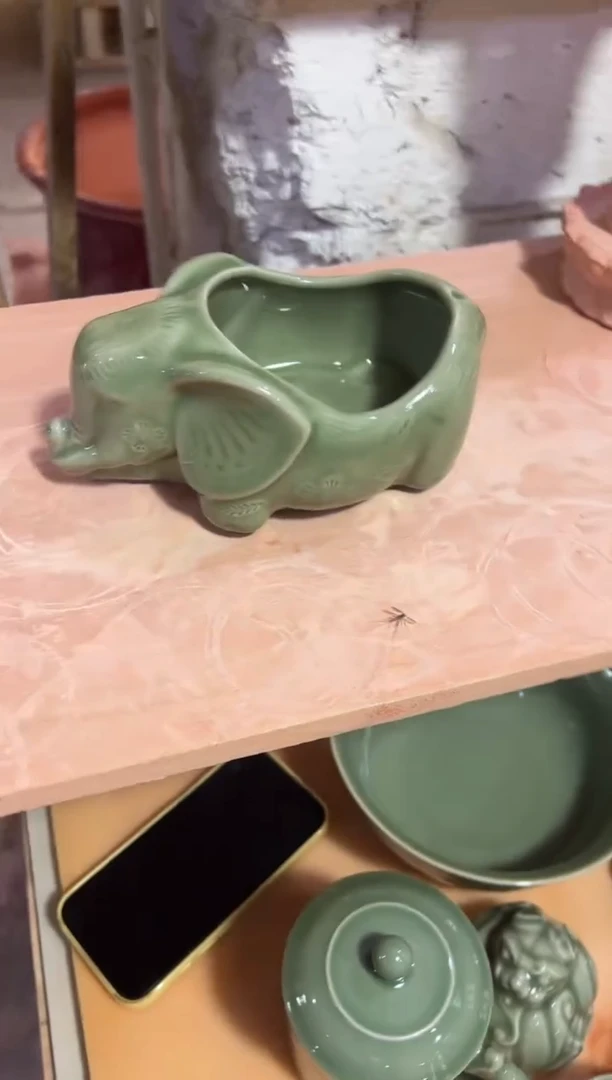 耀州窑青瓷大象杂物罐