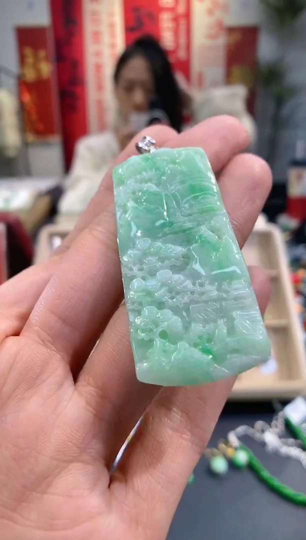 【闪购商品】翡翠吊坠(不含链)18K金镶嵌山水牌