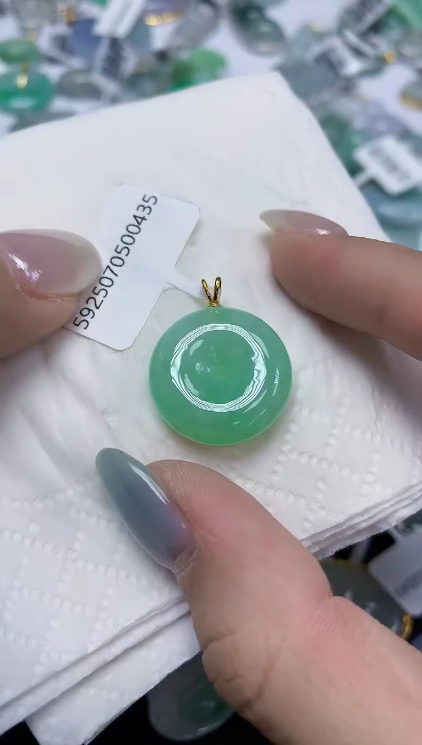 翡翠18K金镶嵌颈饰天然缅甸翡翠A货