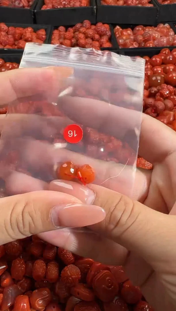南红玛瑙未镶嵌颈饰1