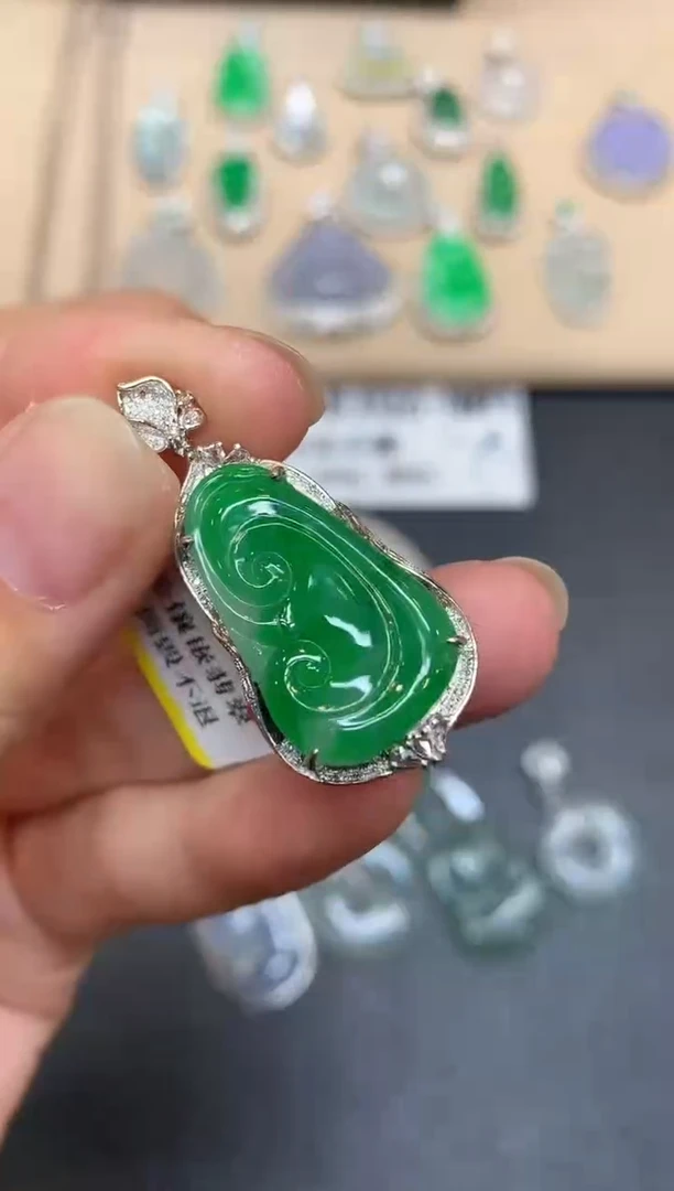 颈饰18K金镶嵌翡翠如意【无服务费