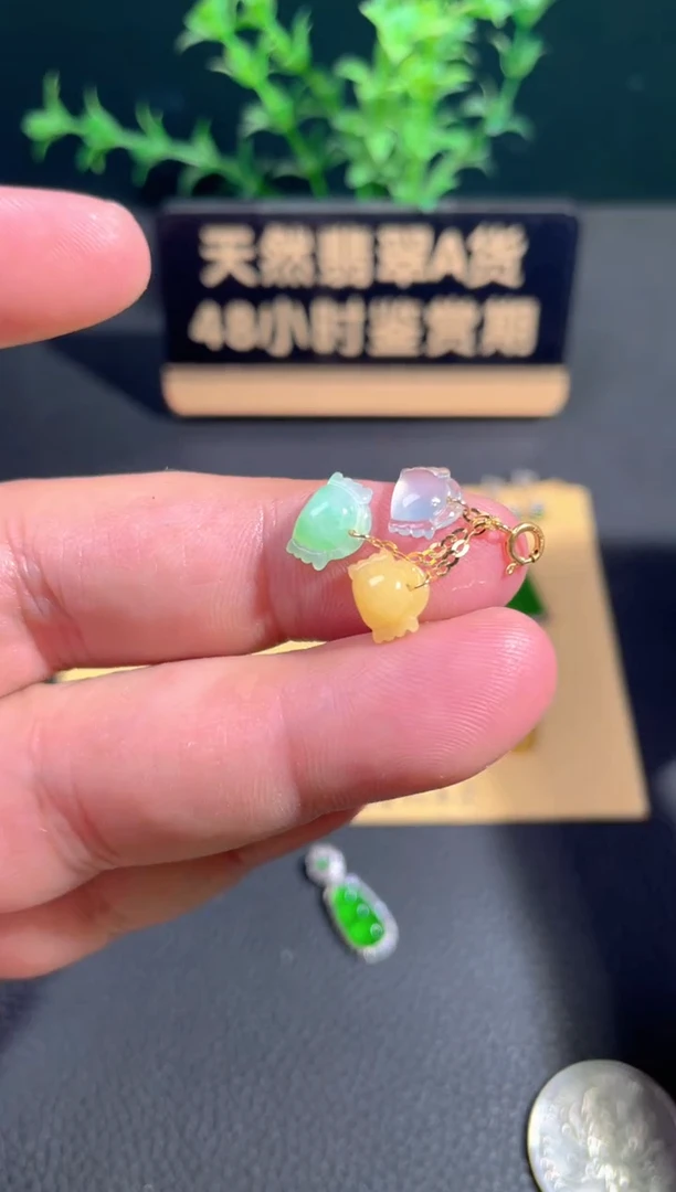 颈饰18K金镶嵌翡翠翡翠