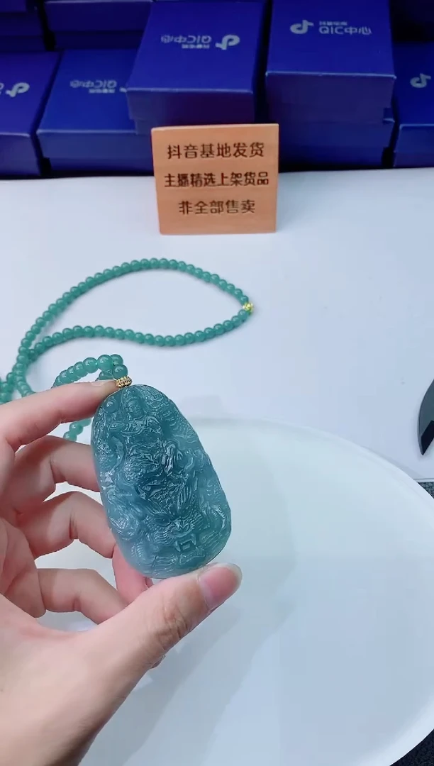 翡翠未镶嵌颈饰1