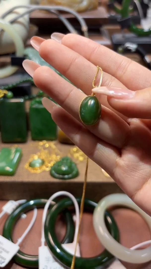 颈饰18K金镶嵌和田玉（碧玉）1