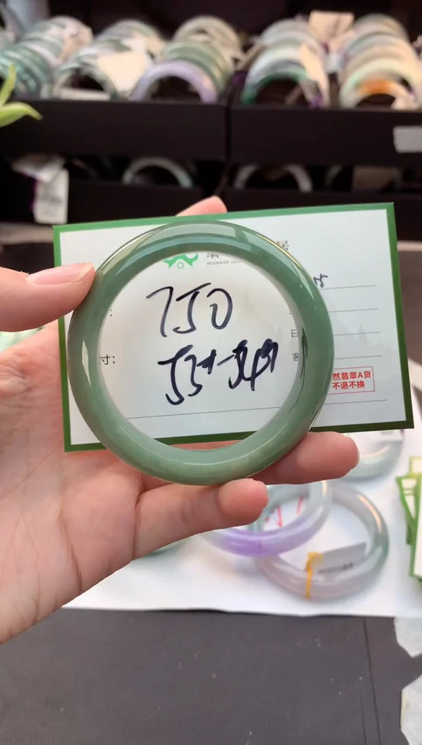 定制翡翠未镶嵌毛货需精细抛光+多人