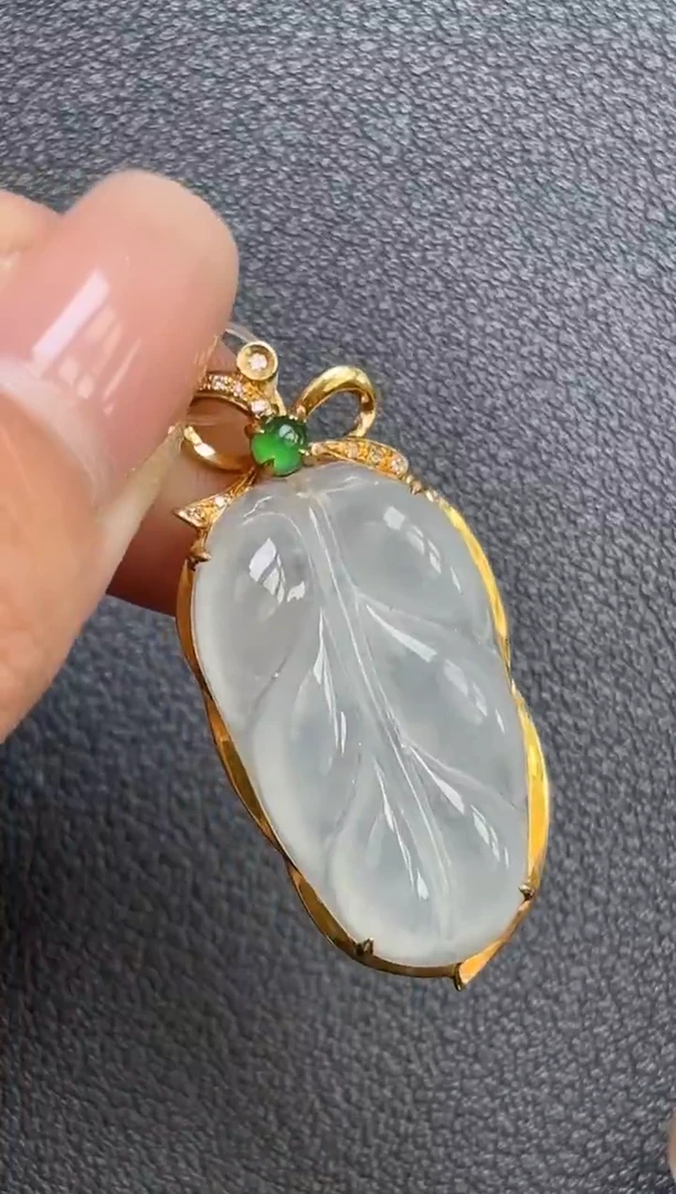 颈饰18K金镶嵌翡翠叶子
