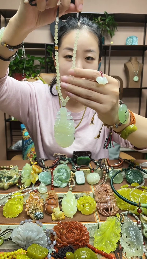 未镶嵌蛇纹石玉颈饰·