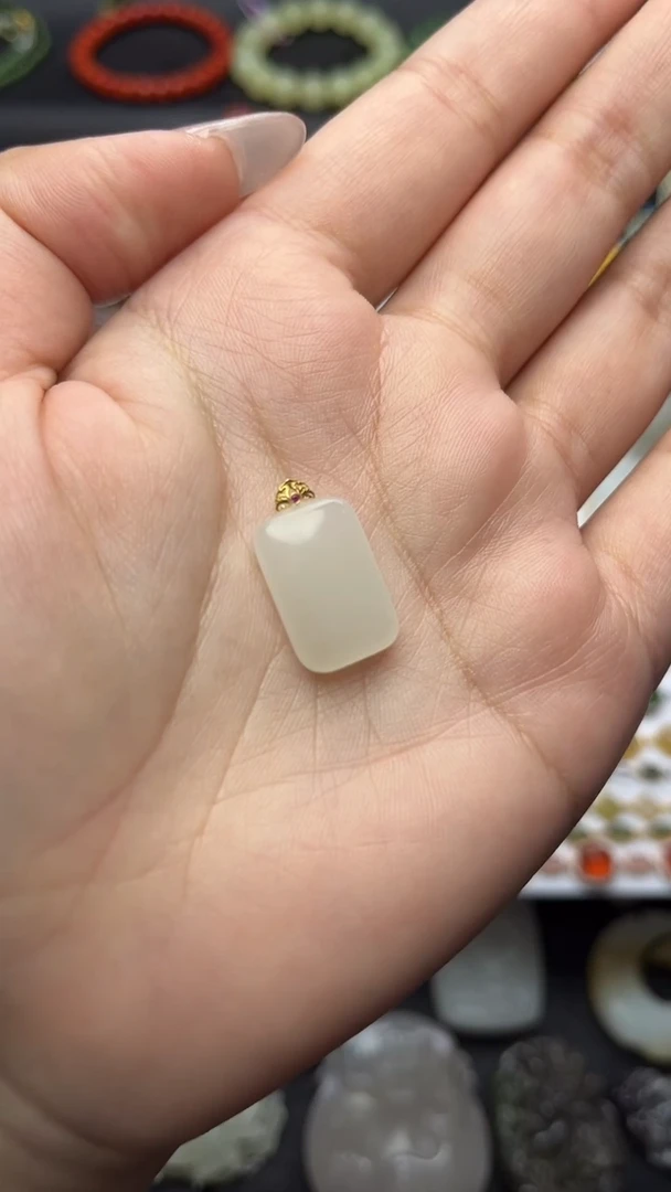 颈饰18K金镶嵌和田玉无事牌