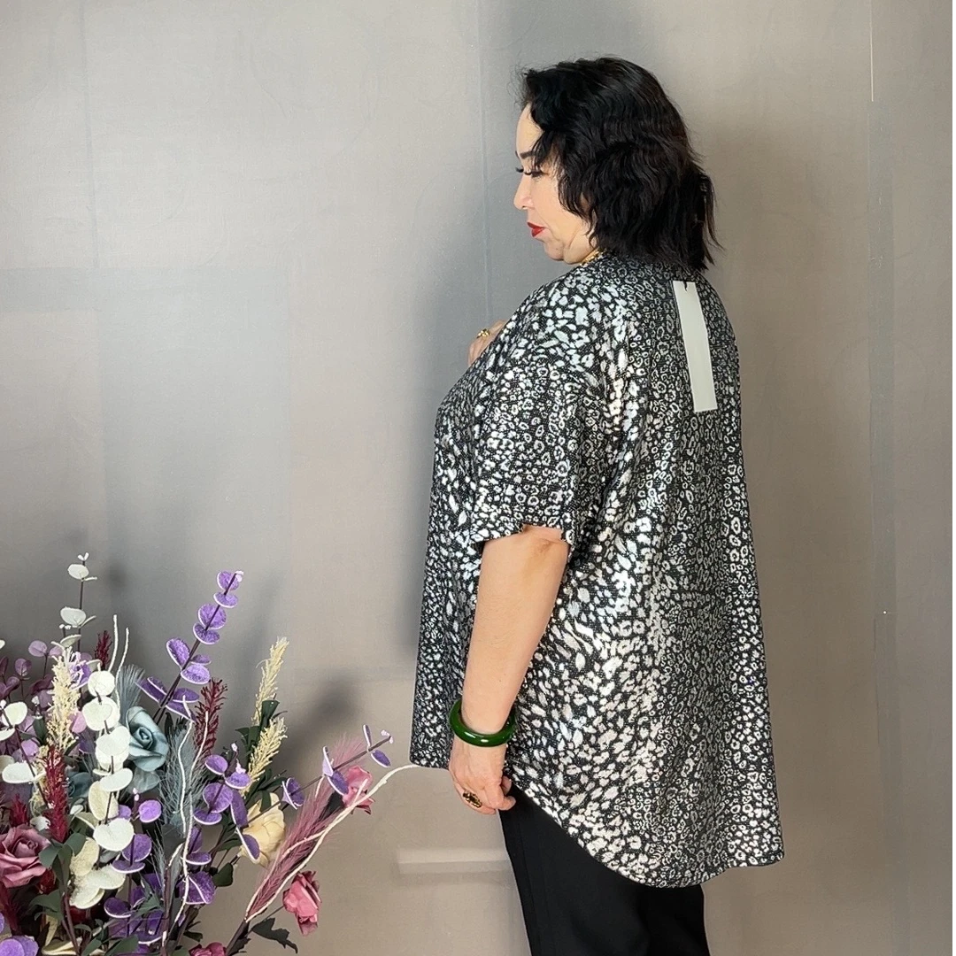 春季新款黑白豹纹圆领中长款女士上衣休闲