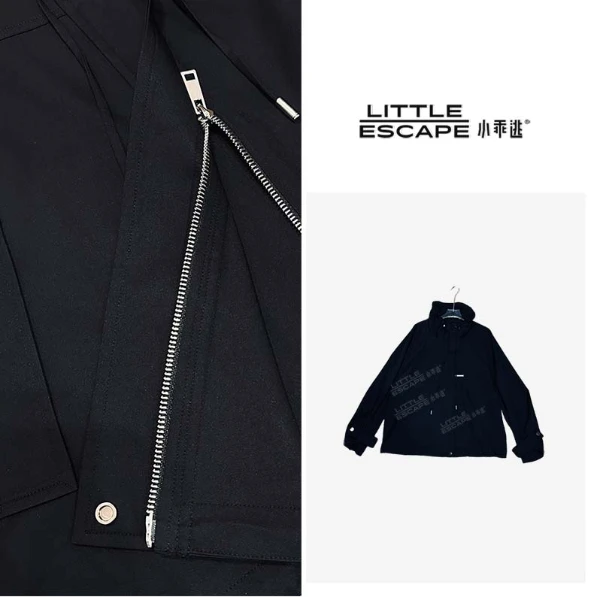小乖逃X休闲时尚黑色风衣外套胸口小长银牌宽松潮流外套F99055