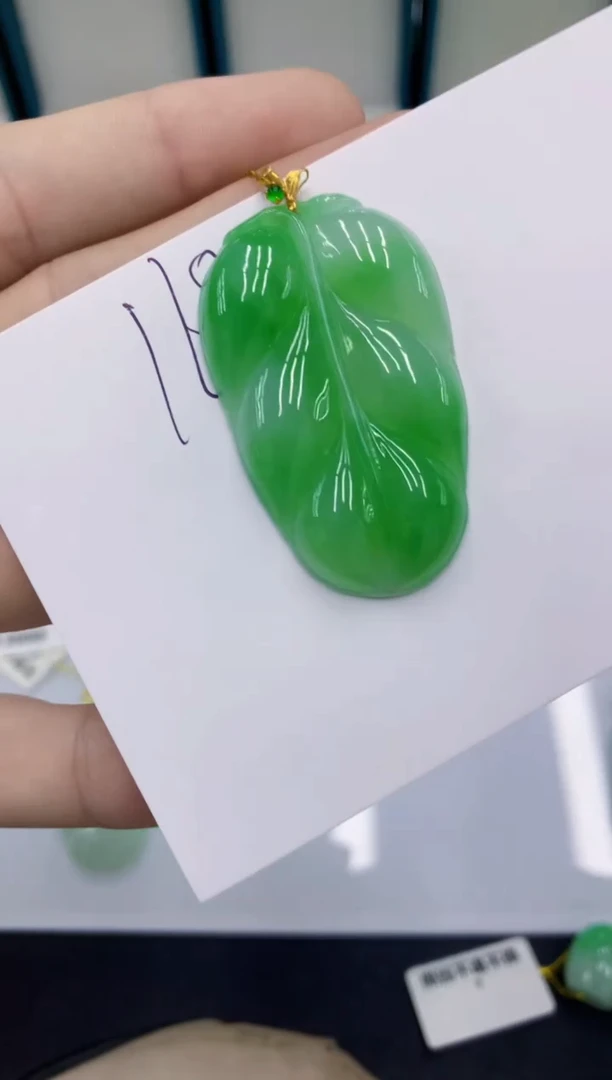 颈饰18K金镶嵌翡翠翡翠