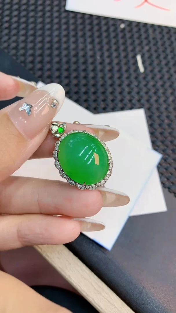 翡翠18K金镶嵌吊坠(不含链)1
