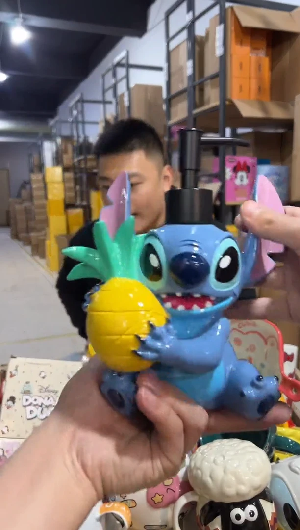 【闪购商品】杯树脂原盒史迪仔抱菠萝按压瓶