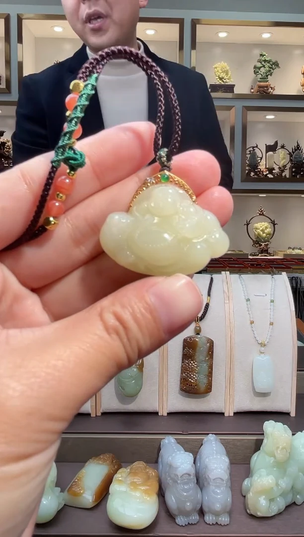 颈饰18K金镶嵌和田玉苏