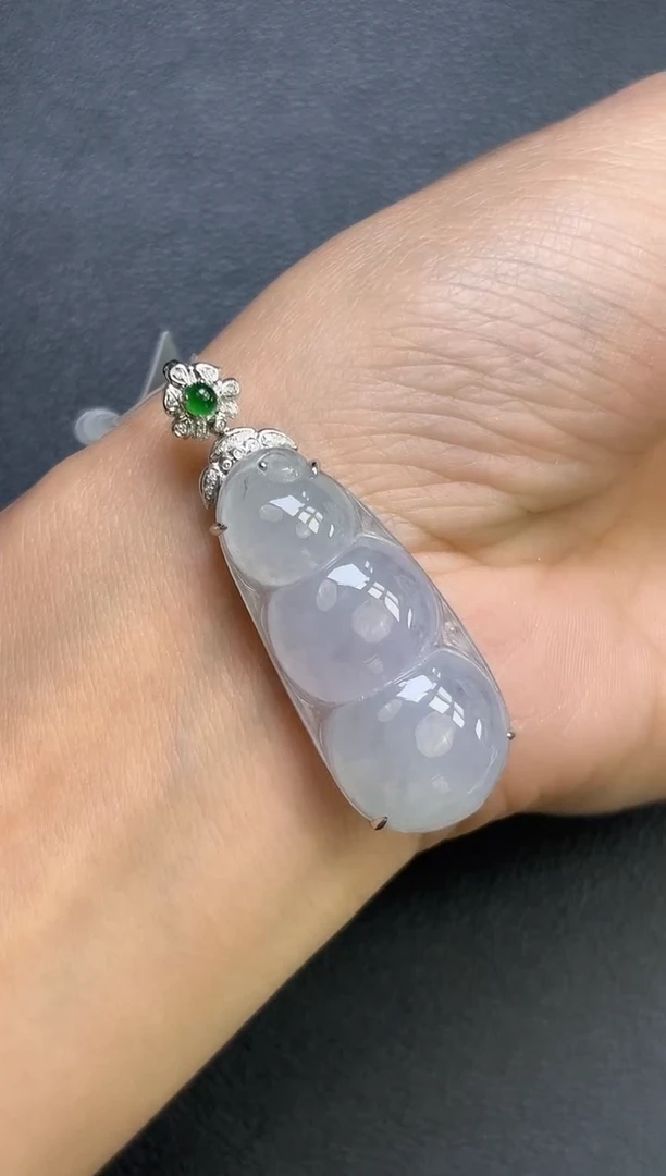 颈饰18K金镶嵌翡翠豆子