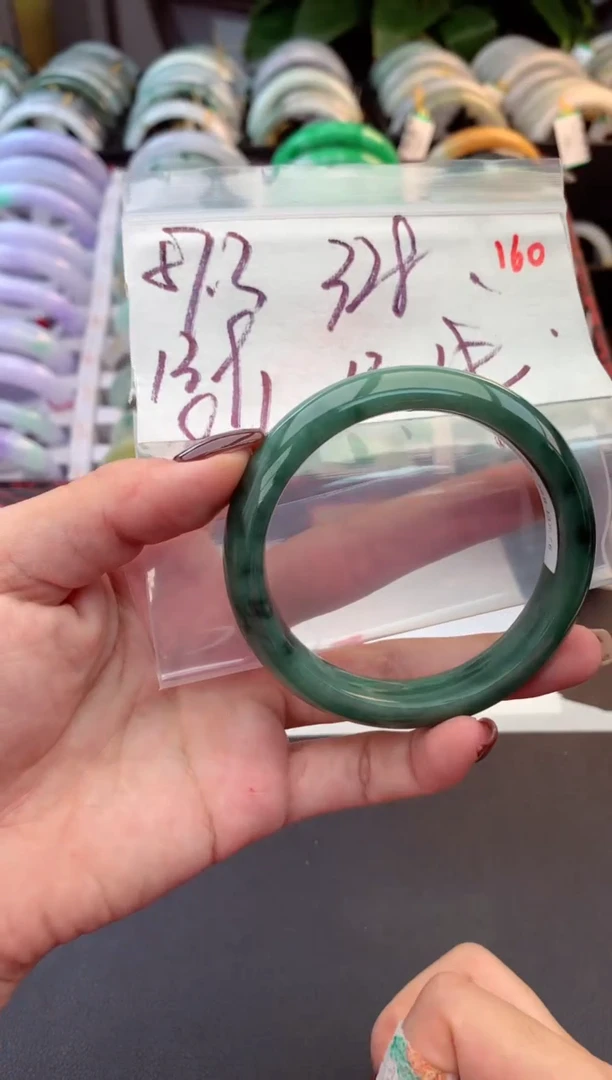 未镶嵌定制翡翠毛货需精细抛光+多人