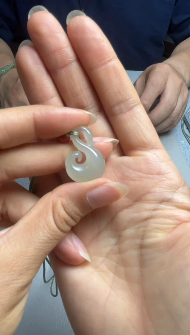 和田玉未镶嵌颈饰.