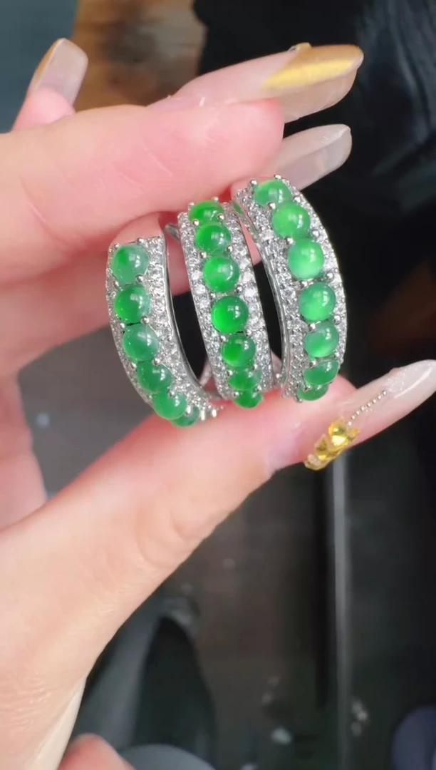 未镶嵌戒指翡翠A货有轻微色差属于正常现象，戒指多样性发货1