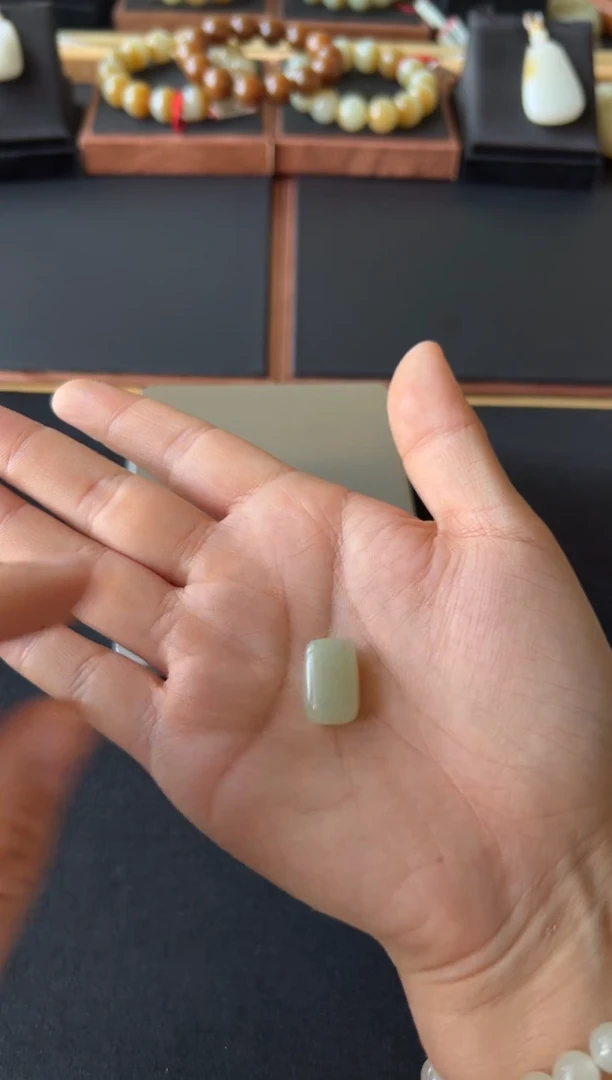 【闪购商品】和田玉吊坠(赠链)未镶嵌且末微色差近矿