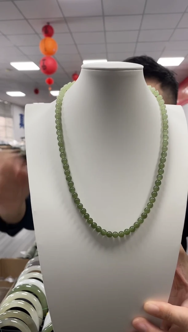 和田玉未镶嵌颈饰湖水渐变卡6项链一条