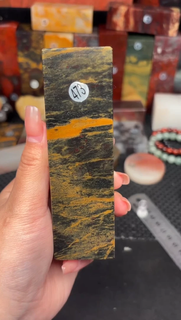 玉桂林鸡血玉摆件 编号：473