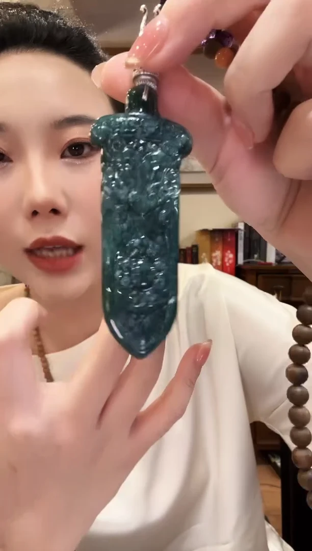 翡翠未镶嵌颈饰国风