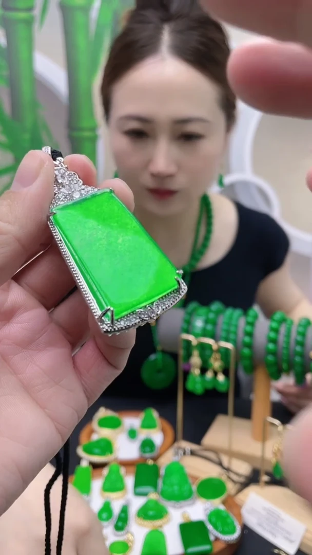 吊坠(赠链)银S925镶嵌翡翠B80