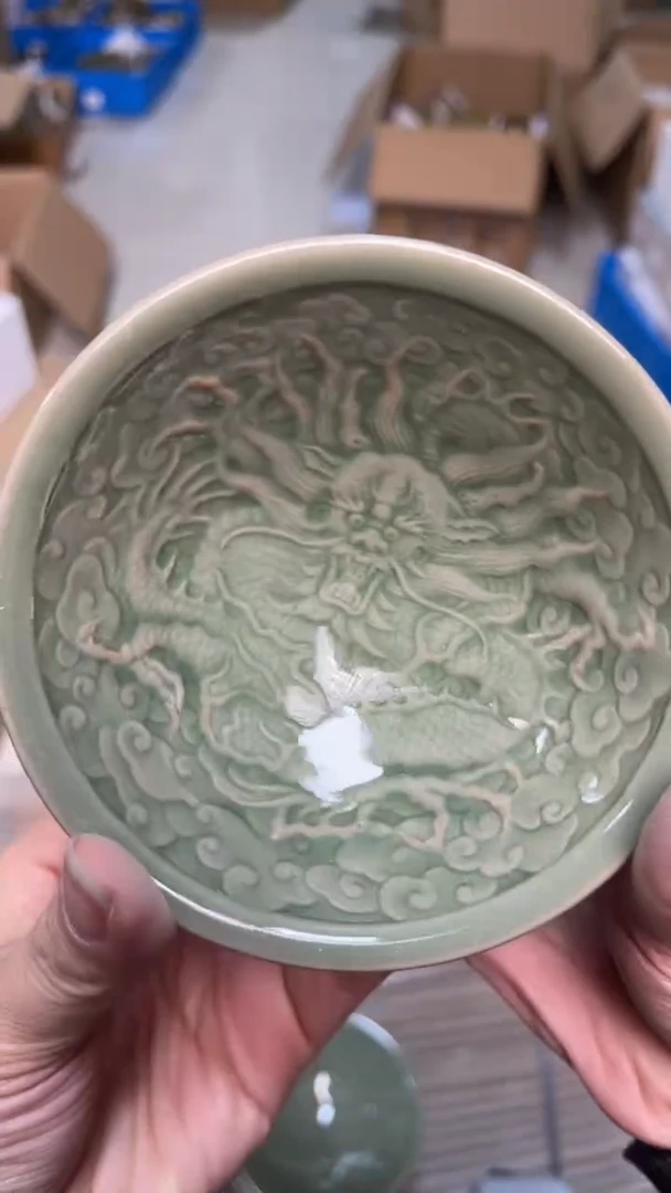 陶瓷秘色龙纹斗笠盏