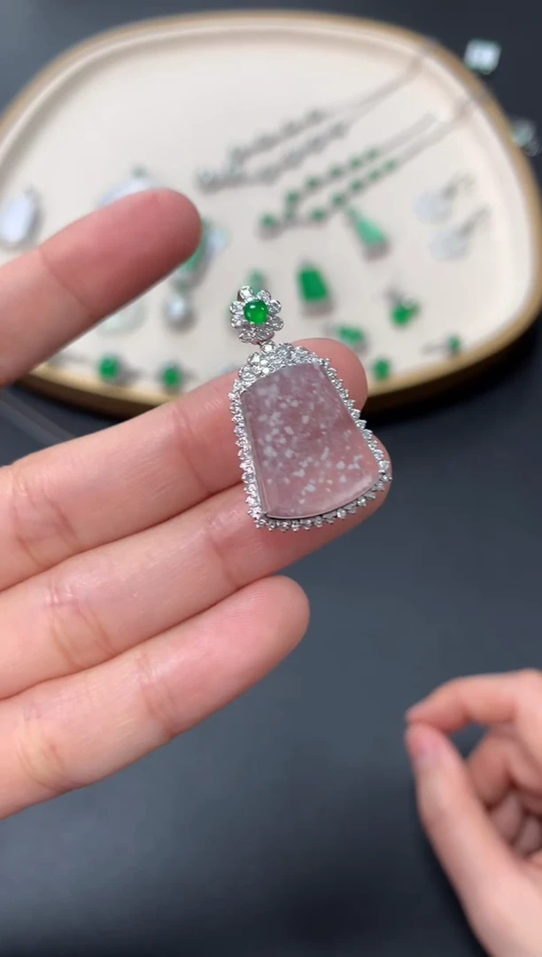 【闪购商品】翡翠吊坠(不含链)18K金镶嵌9500