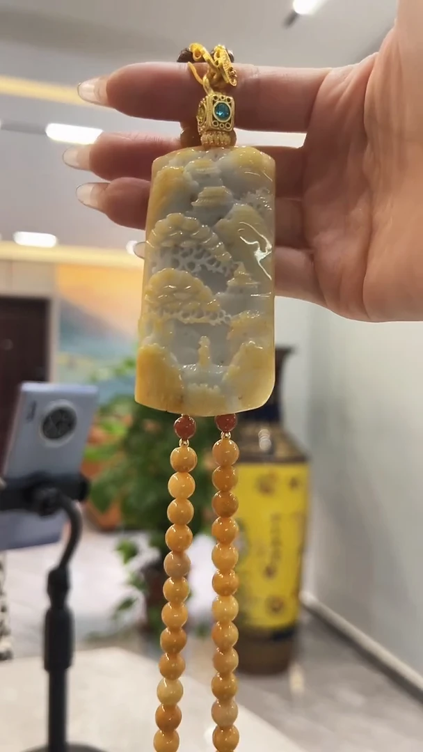 翡翠未镶嵌颈饰山水