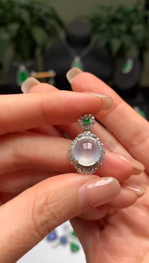 颈饰18K金镶嵌翡翠冰蛋