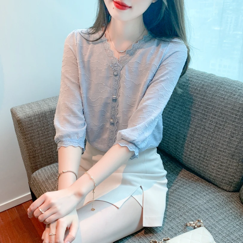 2025夏季新款时髦洋气七分袖提花雪纺衫女士气质拼接蕾丝V领小衫