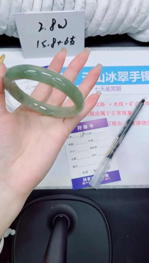 石英质玉手镯未镶嵌180